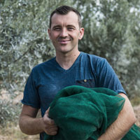 Domaine la Magnanerie en Ardèche, les meilleures huiles d'olive d'olive de France et de Provence produite d'une main de maitre par un jeune producteur : Eric Martin.